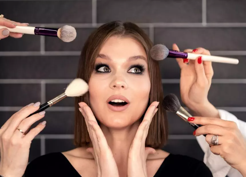 makeup artists do makeup in four hands